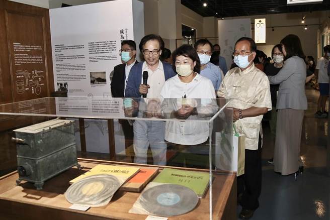 嘉義市長黃敏惠參觀「嘉義市近代醫療文化特展」。（嘉義市政府提供／廖素慧嘉市傳真）