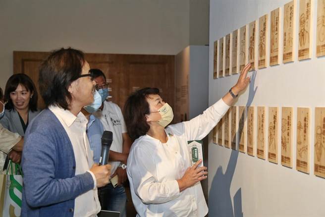 嘉義市長黃敏惠參觀在市立博物館舉辦的「嘉義市近代醫療文化特展」。（嘉義市政府提供／廖素慧嘉市傳真）
