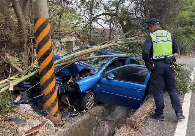 1辆自小客车在杉原湾附近自撞，车头全毁。（翻摄画面）