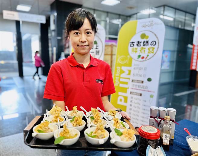 南投梅子節，信義鄉農會推出各種梅餐美食。（廖志晃攝）