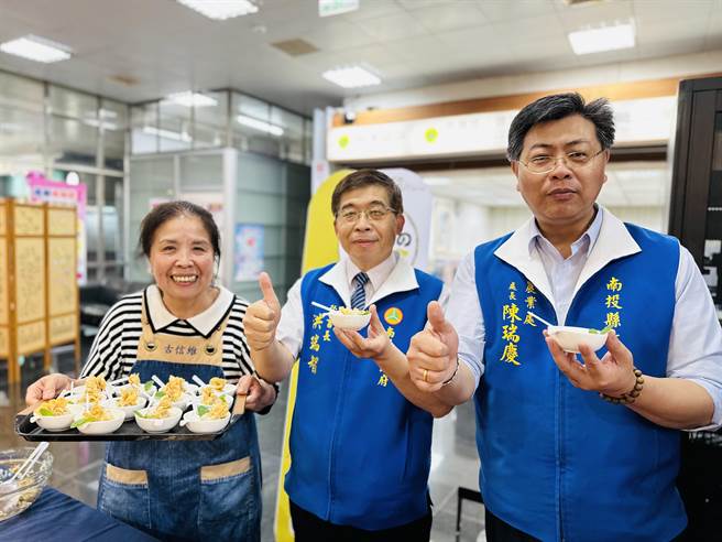 冠軍名廚古信維（左），每周主持「古老師ㄟ鮮煮食」，縣府祕書長洪瑞智（中），盛讚不已。（廖志晃攝）