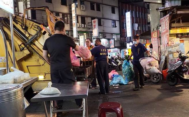 台灣民眾黨基隆市黨部副主任林毓峯表示，三重三和、文化北路夜市未使用專用垃圾袋，竟還有垃圾車來收。新北市環保局回應，已要求清潔隊確認有使用專用垃圾袋的垃圾包才能收受，並不定期稽核。（林毓峯提供）