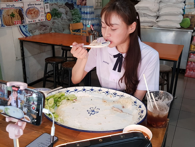 泡芙到泰国玩在一间小吃店挑战巨无霸鸡肉饭，成功后引起泰国网友热烈讨论。（图／摘自ศรีเหลืองโภชนา สะพานควาย-ข้าวมันไก่ไจแอนท์脸书）