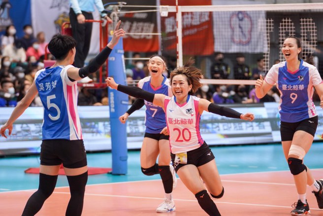 鲸华自由球员赖湘程(中)飞奔庆祝得分。(中华排协提供)
