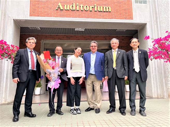 朝阳科大校长郑道明（右二）、副校长赖奎魁（左一）与美国州立波特兰大学荣誉特聘讲座教授戴姆（右三）及获颁杰出校友之第10届校友总会理事长王志盟（左二）合影。（朝阳科大提供／张妍溱台中传真）