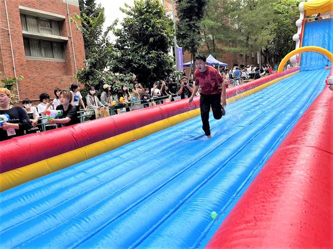 朝阳科技大学25日举行29周年校庆，学务处课外组首度在校庆举行大型滑水道竞速障碍赛，受到学生欢迎。（朝阳科大提供／张妍溱台中传真）