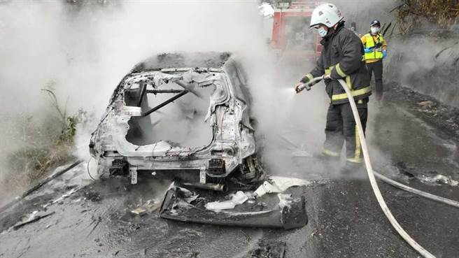 台东金针山拉力赛今天发生火烧车，整辆房车仅剩骨架残骸。（民眾提供）