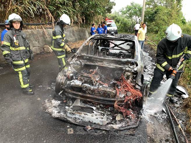 台东金针山拉力赛今天发生火烧车，整辆房车仅剩骨架残骸。（民眾提供）