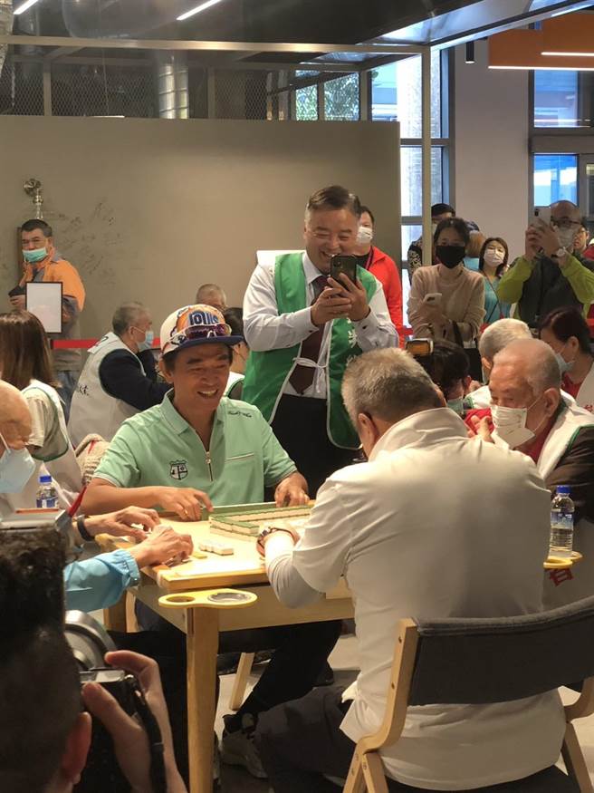 吴宗宪下场打麻将。（郑宜熏摄）