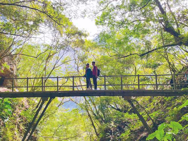 在古道途径中的寻常便桥小憩，吹着微风，享受片刻大自然的静谧。（图/ 花莲趣提供）