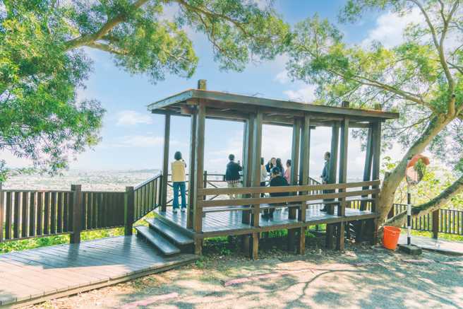 枫林步道几处的观景臺能以居高临下的视角眺望花莲市区，吸引许多游客拍照打卡停不了。（图/ 花莲趣提供）