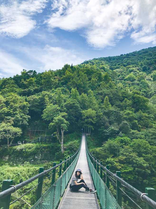 2020 年整建一新的山風一號吊橋橫跨溪谷，原本的吊橋留下一側橋墩改建成觀景平臺，成為許多遊客最愛的拍照打卡點。（IG@jamiexwanwan提供）