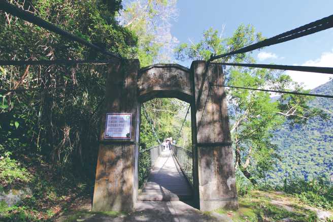 山風二號吊橋充滿歲月流逝的懷舊之感，走在橋上還能近距離欣賞山風瀑布的美景。（圖/ 花蓮趣提供）