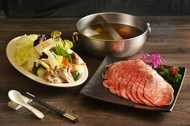 入住该专案还可享有高空赏景Smile One精致涮涮锅的A5日本顶级黑毛和牛板腱套餐。（柯宗纬翻摄）