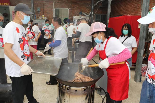泰山区志工协会在王家大院炒作花生香味四溢。（社会局提供）