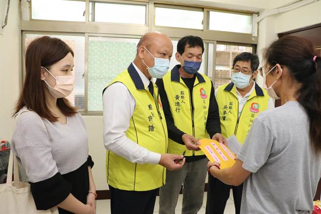 圓融行善團團長許誥將善款18萬元交由陳太太。（新北市社會局提供）