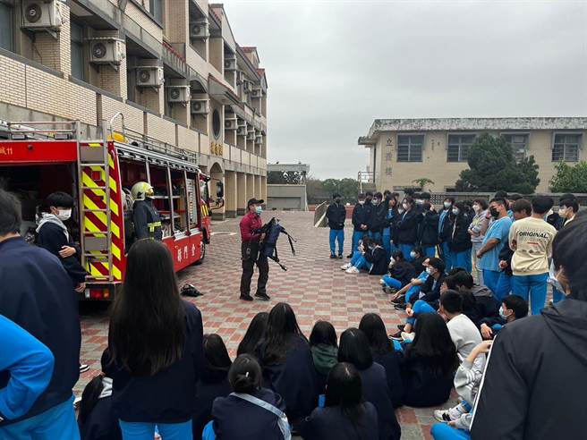 现场介绍各种消防救灾装备，以寓教于乐方式，传达防火防灾观念给所有师生们。(图／金门县消防局提供)