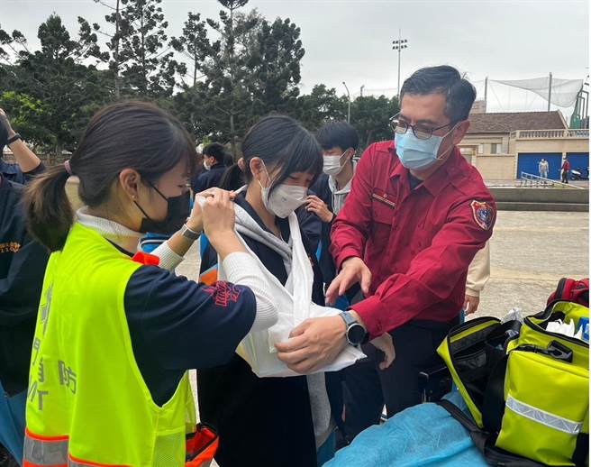学生也亲自体验学习救护基本技能，强化救护防灾能力。(图／金门县消防局提供)