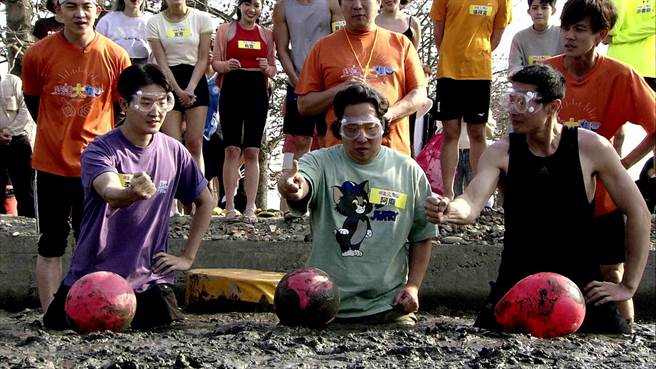 阿庞（中）。（民视提供）