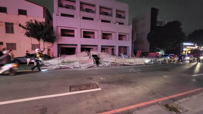 今(25)日晚间19时许台南永康区大桥一路发生工程鹰架倒塌事故。（简铭柱翻摄）