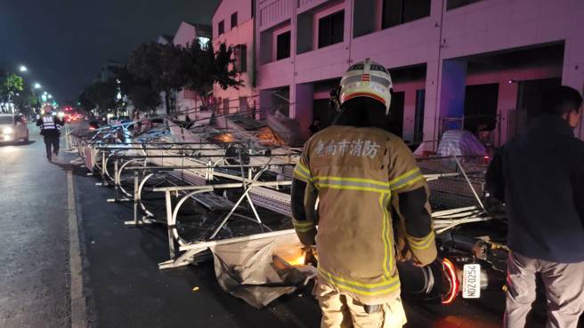 今(25)日晚间19时许台南永康区大桥一路发生工程鹰架倒塌事故。（简铭柱翻摄）