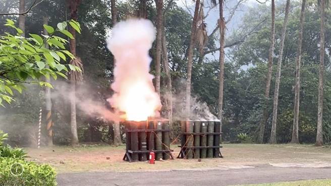 经济部水利署与中科院合作于今日下午1时许在桃园市石门水库进行高空人工增雨焰弹作业。（北水局提供／蔡明亘桃园传真）