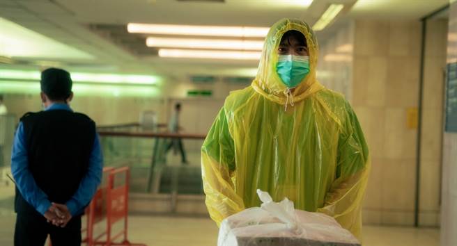 王柏杰穿三层防护衣狂飙汗，体会医护辛劳。（CATCHPLAY提供）