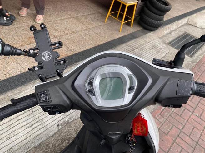 2名男子和1名女子当街起衝突，情绪一度失控，对现场多辆停靠的机车泄愤。（民眾提供）