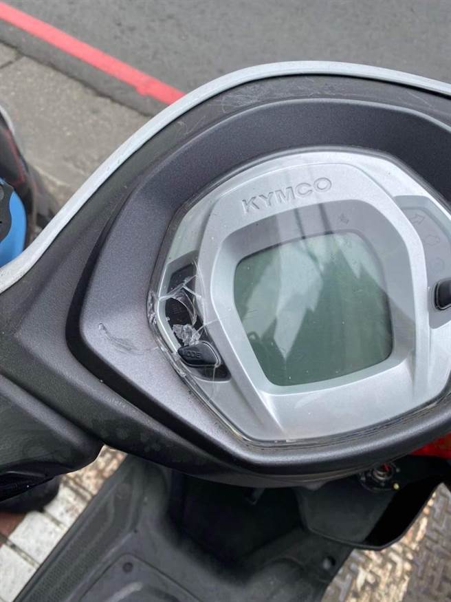 2名男子和1名女子当街起衝突，情绪一度失控，对现场多辆停靠的机车泄愤。（民眾提供）