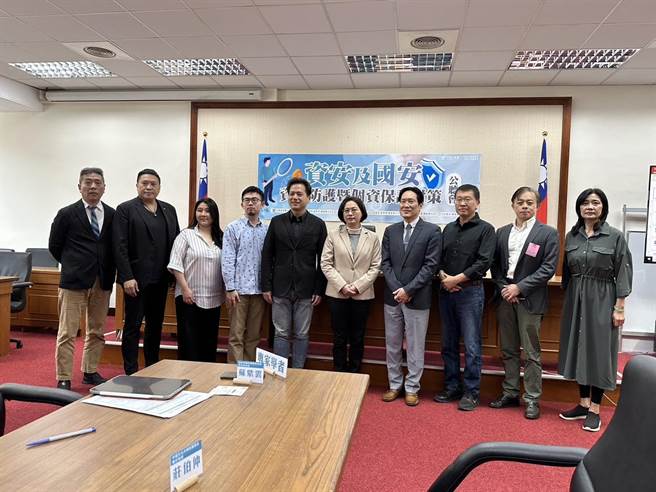 台湾民眾党立法院党团副总召赖香伶、总召邱臣远、干事长张其禄、立法委员陈琬惠今（25）日举行「资安及国安，资安防护暨个资保护对策」公听会。（杨亚璇摄）