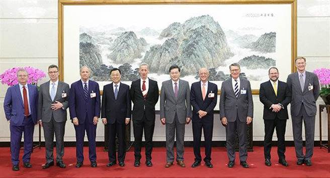 秦刚会见美国友好团体、工商人士 吁中美合作共赢。（大陆外交部）