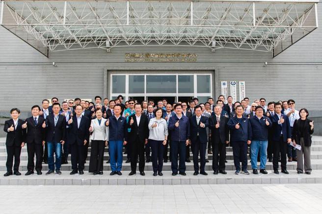 總統蔡英文（前排右八）25日南下嘉義，親赴亞洲AI創新研發應用中心，召開「全國無人機業者座談會」，會後與在場的政府官員及業者合照。（圖／嘉義縣政府）