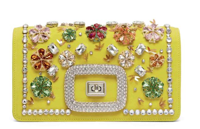 Roger Vivier Viv’ choc 黄色钻扣刺绣晚宴包，18万2000。（Roger Vivier提供）