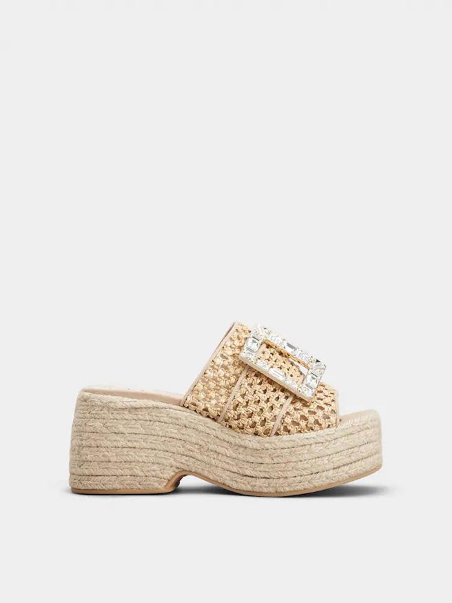 Roger Vivier Strass Buckle 棉麻钻饰草编凉鞋，4万2600元。（Roger Vivier提供）