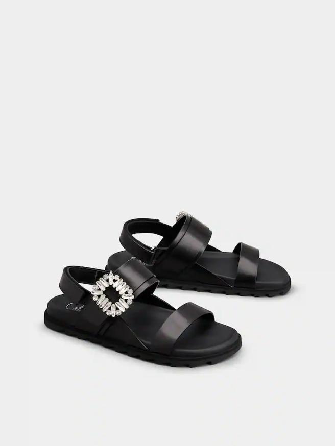 Roger Vivier Slidy Viv Strass 黑色皮革钻饰凉鞋，5万3000元。（Roger Vivier提供）