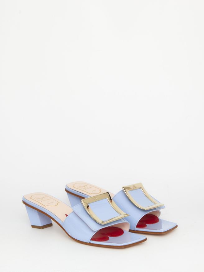 Roger Vivier Love Metal 天堂蓝漆亮皮饰扣穆勒鞋，3万2800元。（Roger Vivier提供）