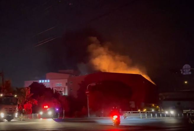 屏东食品公司惊传火警 县议员吁：目前停电中注意行车安全。（翻摄自屏东县议员许展维脸书）