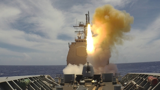 2020年3月19日， 美軍提康德羅加級巡洋艦希羅號（USS Shiloh CG-67）在進行實彈演習時，從前方垂直發射系統發射一枚SM-2飛彈資料照。（DVIDS）