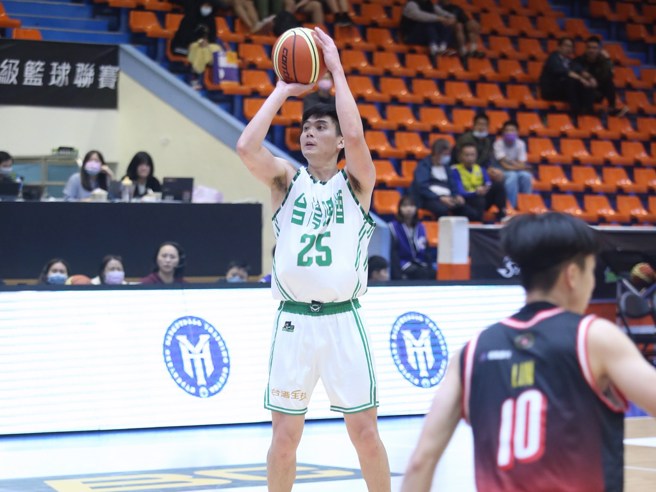 台啤前锋翟振皓。(中华篮协提供)