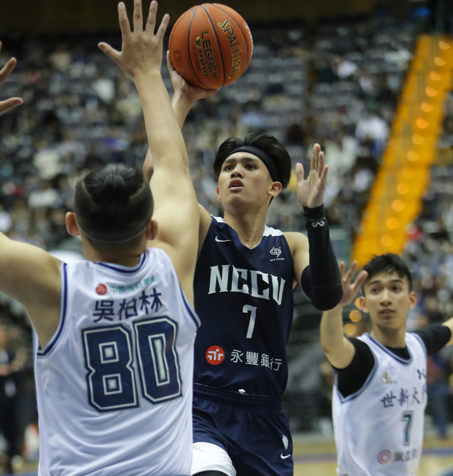 政大游艾喆（中）以大三元数据助队打进冠军赛。（季志翔摄）