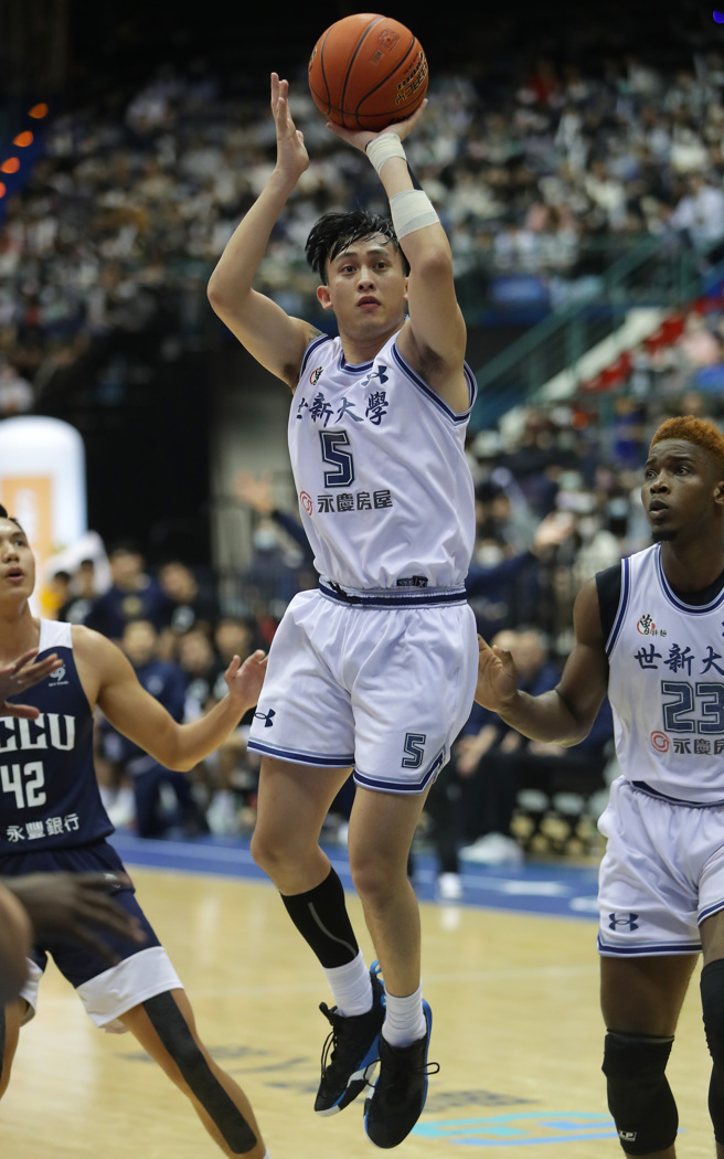 世新陈将双贡献17分、7篮板。（季志翔摄）