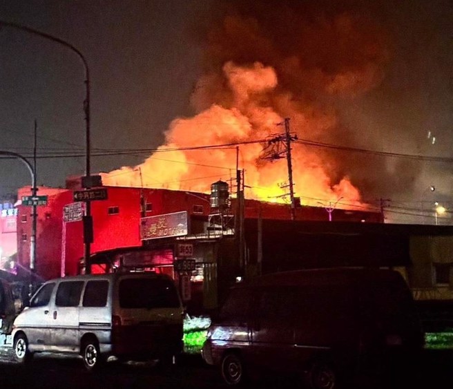 位在屏东万丹乡的富统食品股份有限公司25日晚间近8点时惊传火警，目前大火仍在烧，警消正在现场积极灭火中，所幸未传出有人员伤亡。（屏东小镇资讯提供／谢佳潾屏东传真）