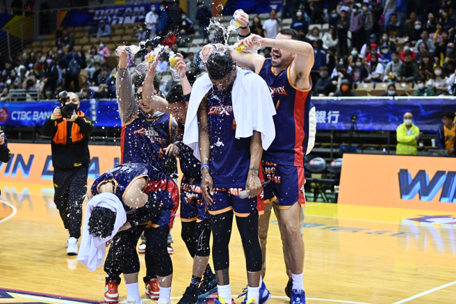 金恩赛后遭到队友矿泉水浴庆祝。(新北中信特攻提供)