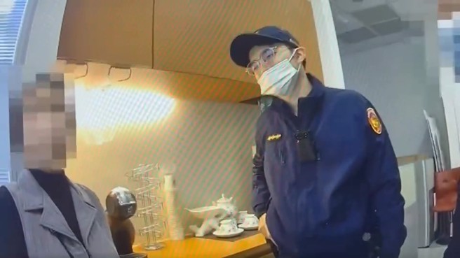 派出所员警向妇人解释，该手法与假检警诈骗手法雷同，及时阻诈。（简铭柱翻摄）
