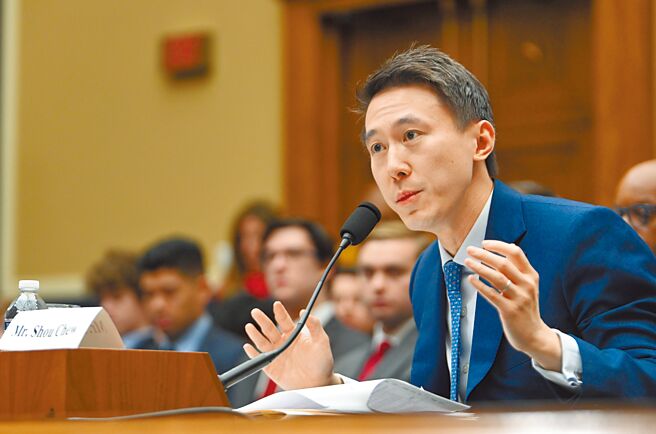 当地时间3月23日，美国国会眾议院能源和商务委员会就TikTok举行听证会。图为TikTok执行长周受资（Shouzi Chew）出席听证会。 （中新社）