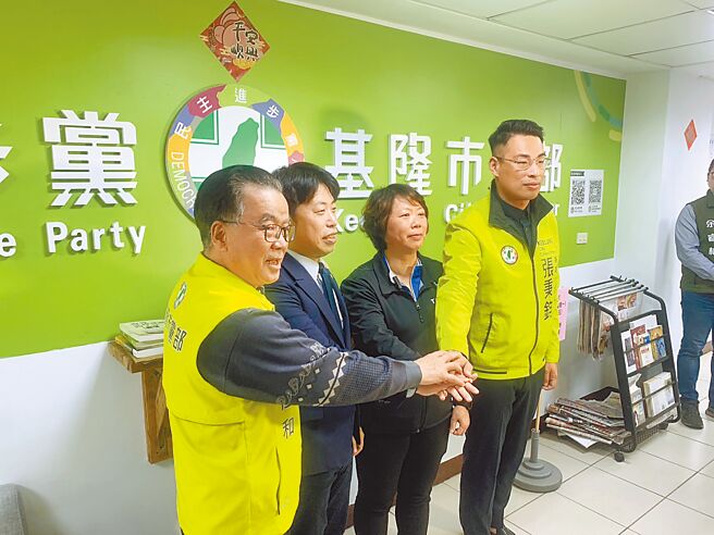 民进党基隆市立委初选24日登记截止，议员张秉钧（右一）、郑文婷（右二）及张之豪（右三）压线完成登记三位登记，民进党基隆市党部主委苏仁和（左一）强调要推出最强人选。（徐佑升摄）