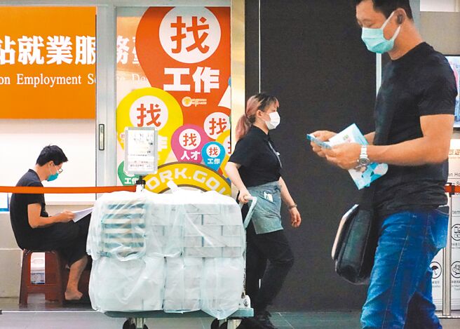 主计总处昨也公布2月失业率为3.53％，虽较上月微幅上升0.03个百分点，却是近23年来同月新低。（姚志平摄）
