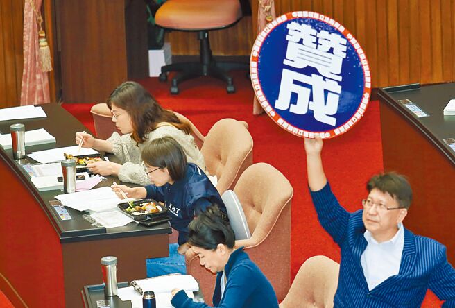 立法院三读通过「普发现金6000元」特别预算案。（姚志平摄）