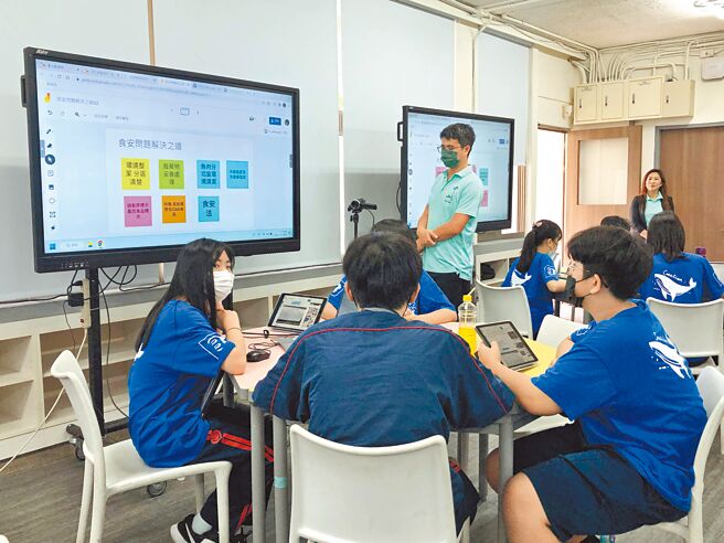 台北市中山国中运用酷课云，让学生分组讨论深入议题，并各自发表想法。（张芷瑜摄）
