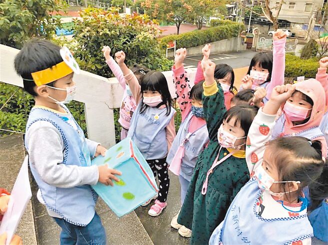 中和区景兴国小师生平时会在「八角梯」从事爬梯运动、阅读、写生等课程。（新北市教育局提供／徐沛琪新北传真）